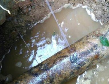 建华楼顶渗水维修公司分享下地暖漏水的原因及检测方法。